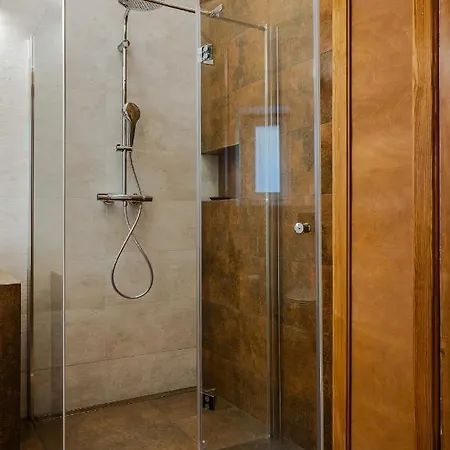 Two Bedroom Very Berry In With Desk By Renters アパート