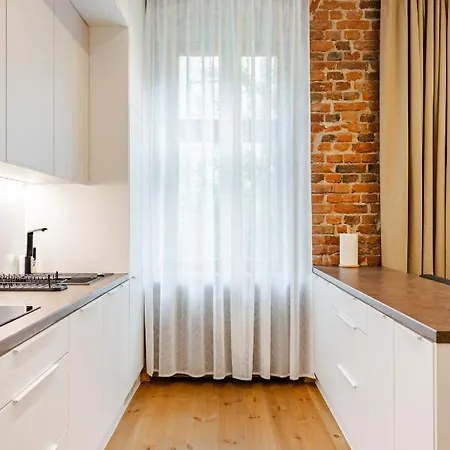 Appartement Two Bedroom Very Berry In With Desk By Renters *