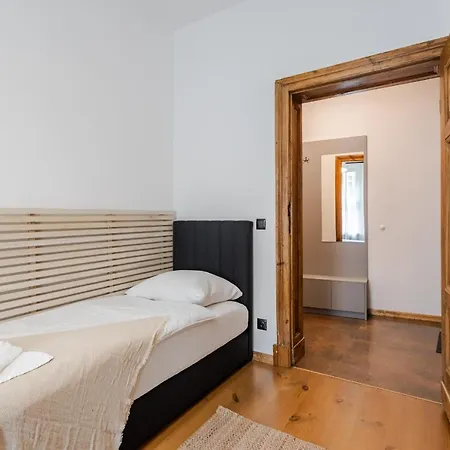 Appartement Two Bedroom Very Berry In With Desk By Renters *