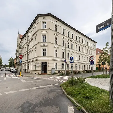 Apartman Two Bedroom Very Berry In With Desk By Renters Poznań