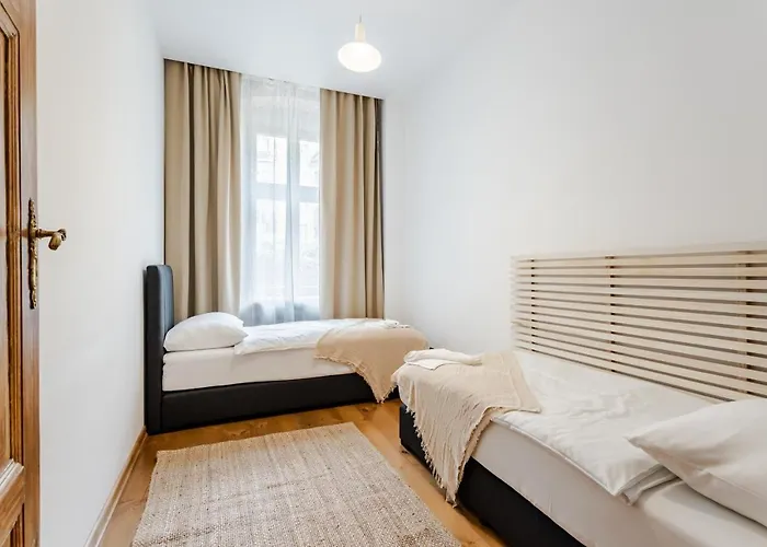 Two Bedroom Very Berry In With Desk By Renters شقة