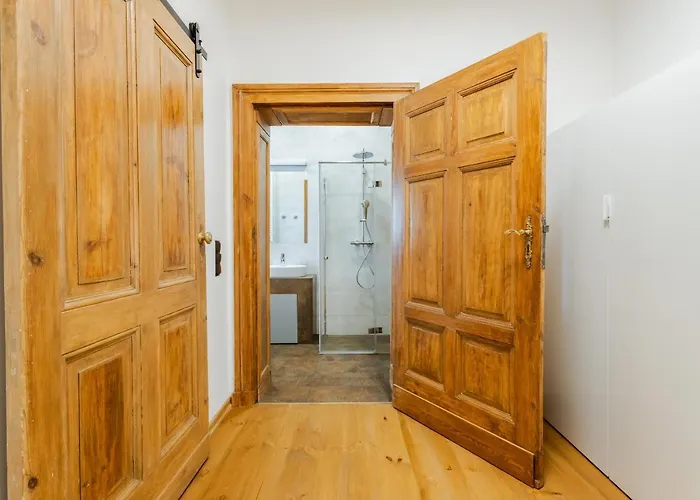 Two Bedroom Very Berry In With Desk By Renters Appartamento *