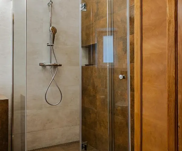 Two Bedroom Very Berry In With Desk By Renters 아파트