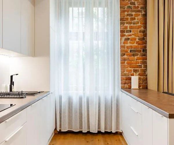 Appartamento Two Bedroom Very Berry In With Desk By Renters *