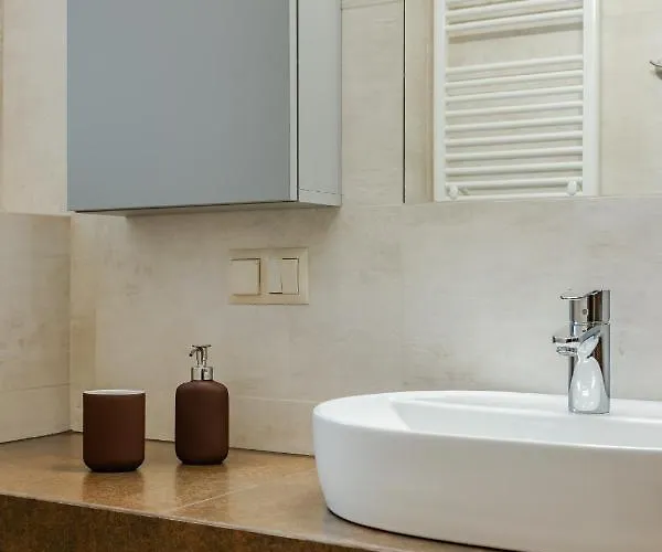 Two Bedroom Very Berry In With Desk By Renters بوزنان