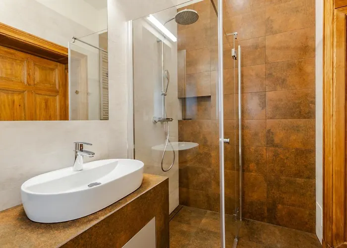 شقة Two Bedroom Very Berry In With Desk By Renters *