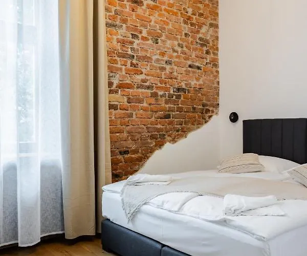 Two Bedroom Very Berry In With Desk By Renters * بوزنان