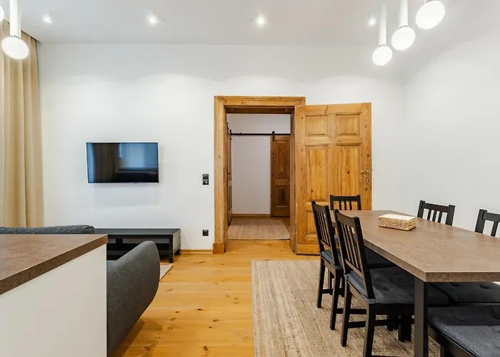 Two Bedroom Very Berry In With Desk By Renters * بوزنان