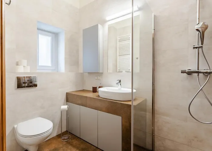 Two Bedroom Very Berry In With Desk By Renters شقة