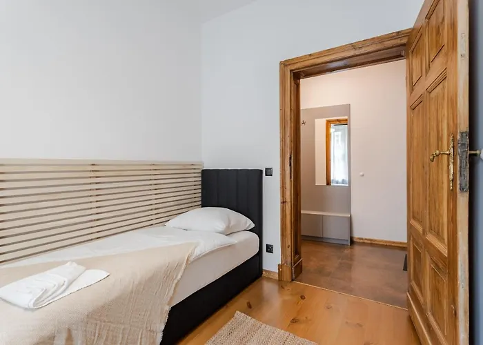 Appartamento Two Bedroom Very Berry In With Desk By Renters *