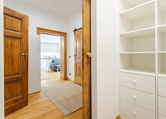 Two Bedroom Very Berry In With Desk By Renters شقة *