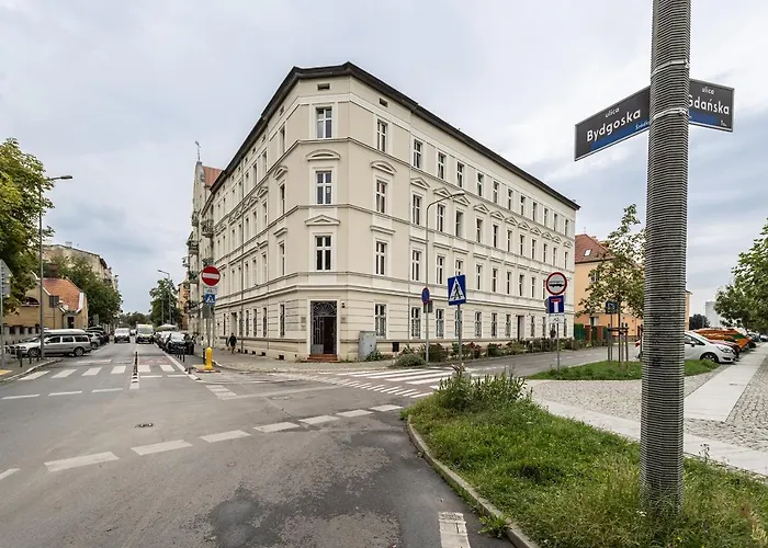 Appartamento Two Bedroom Very Berry In With Desk By Renters Poznań