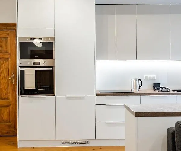 Two Bedroom Very Berry In With Desk By Renters شقة *