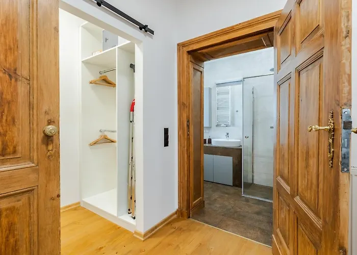 Two Bedroom Very Berry In With Desk By Renters Appartamento